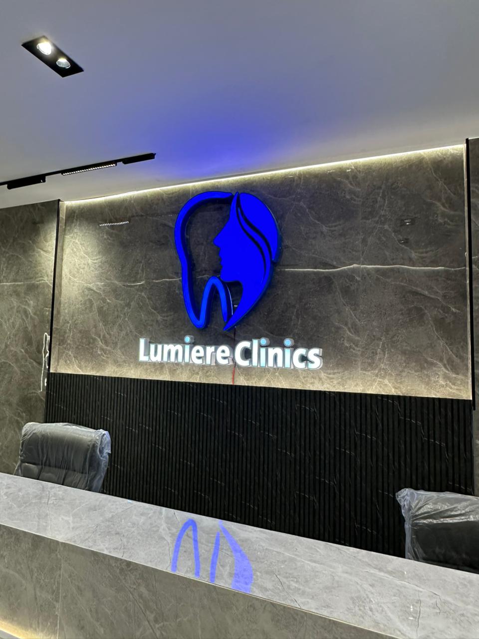 بهو الاستقبال في عيادات لومير — شعار على الرخام